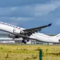 Ivre, un passager Congolais appuie les fesses d’une hôtesse lors d’un vol Air France